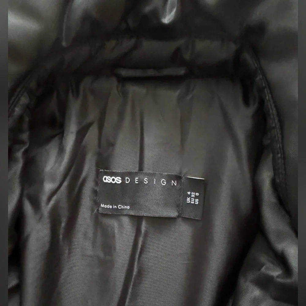 Oversized ASOS DESIGN nylon quilted maxi puffer coat in black - Picture 9 of 10